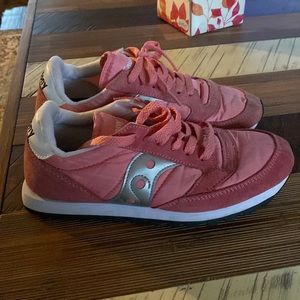 Women’s Saucony pink sneakers very good condsize 7 1/2